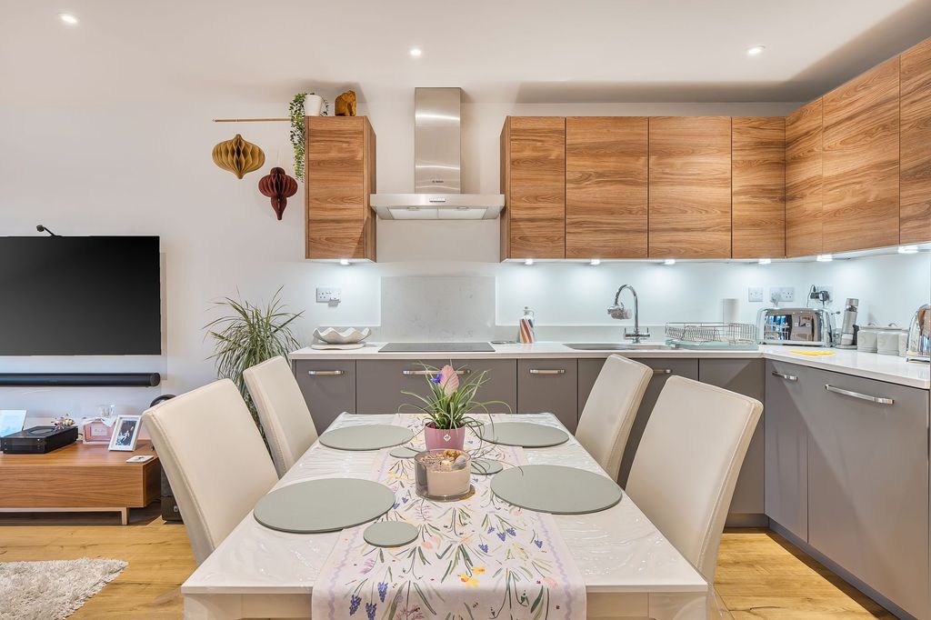 Property photo 2 of 21