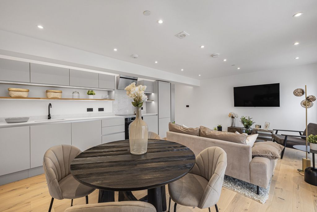 Property photo 3 of 8 Gallery