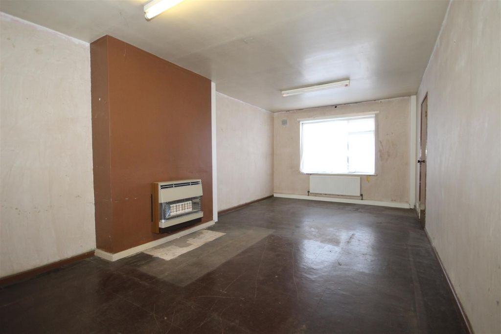 Property photo 2 of 16 Lounge