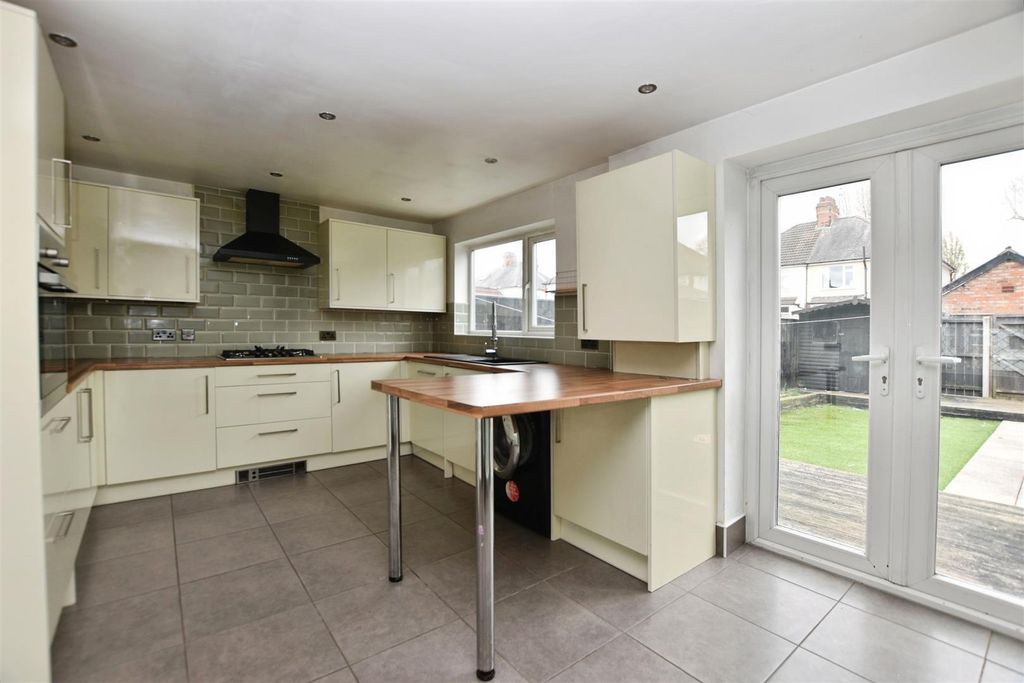 Property photo 3 of 10 Kitchen