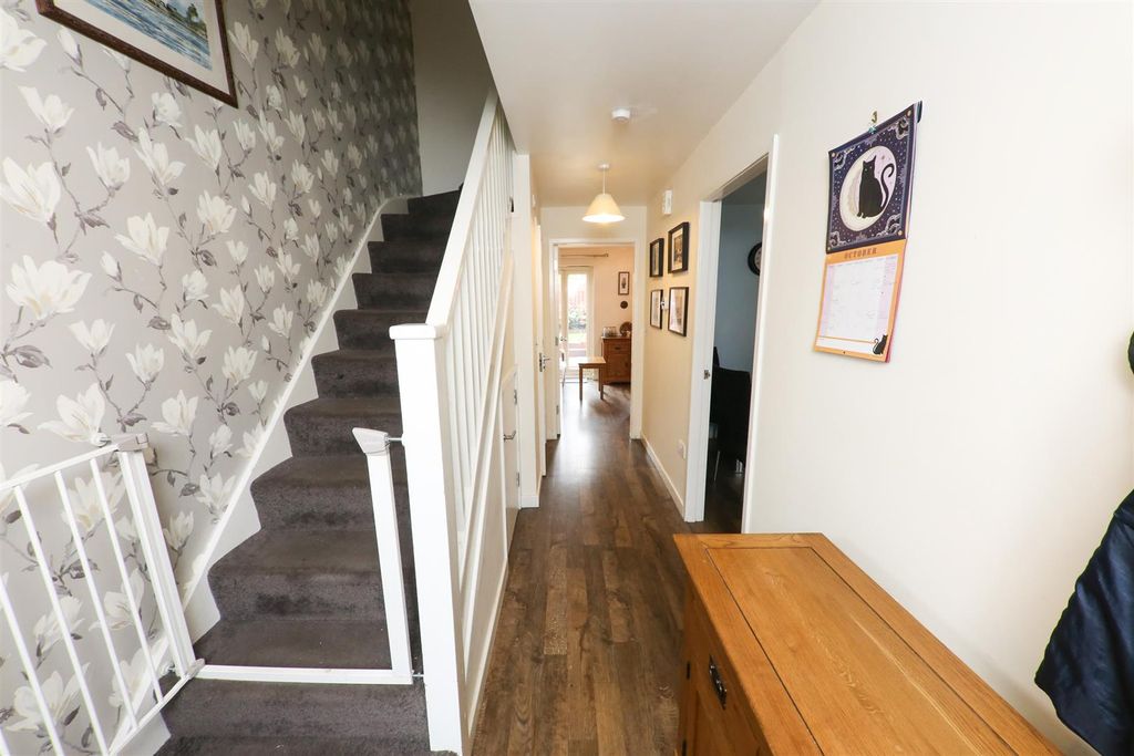 Property photo 2 of 19 Entrance Hall