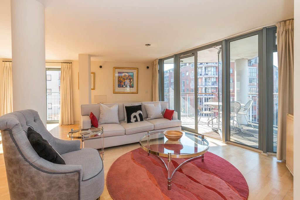 Property photo 1 of 18 Living Area