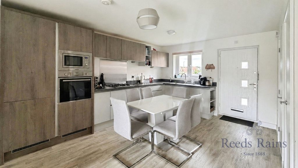 Property photo 3 of 10 Kitchen