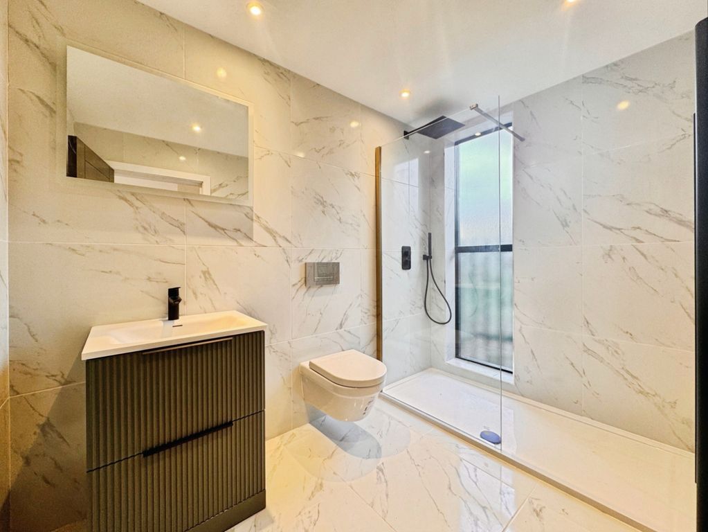 Property photo 3 of 27 Bathroom