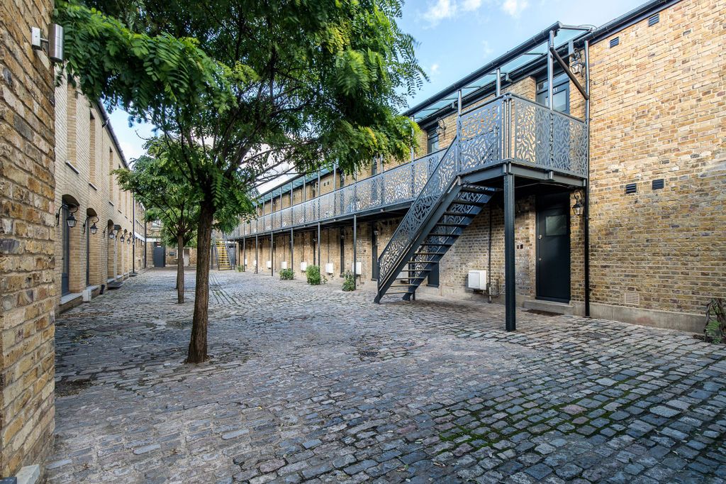 Property photo 3 of 10 Courtyard