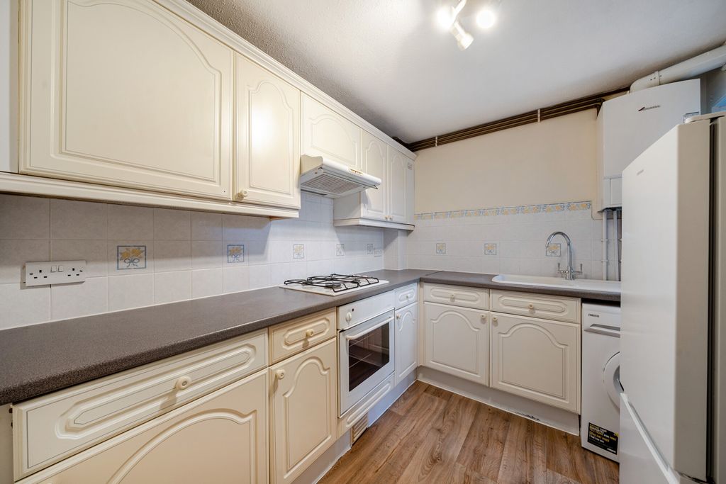 Property photo 3 of 11 1392924-11-69400E...