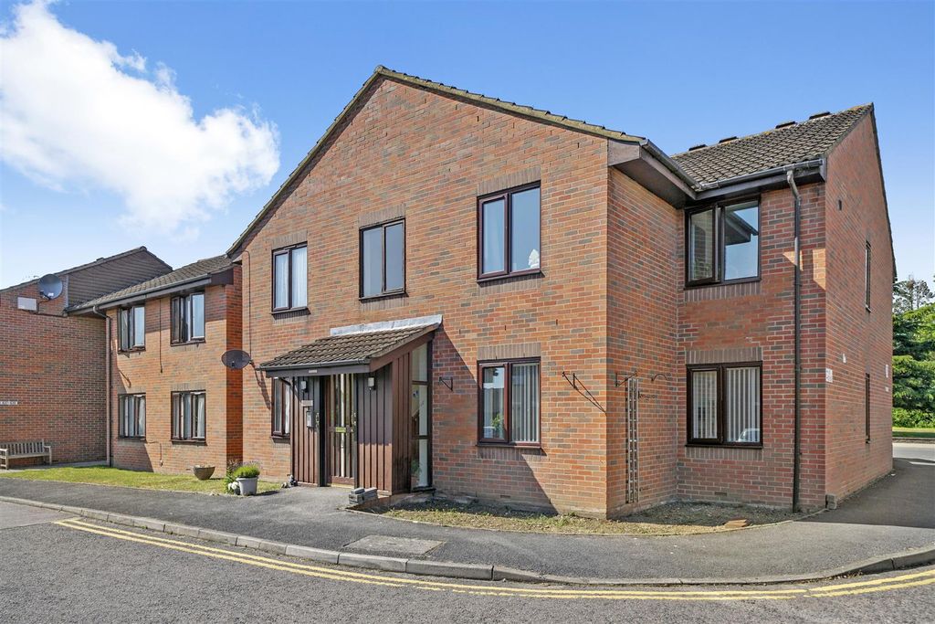 Property photo 1 of 8 38 Betjeman Close - 7Ql2Iozl2Yrbeeatj6Ww (Id 14741