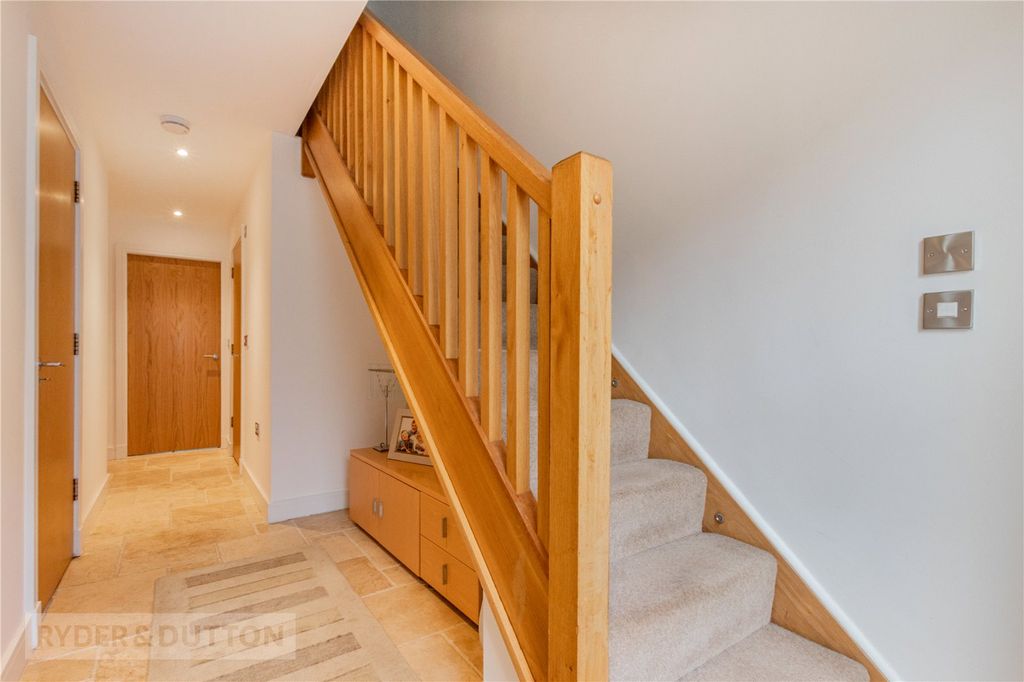 Property photo 3 of 29 Entrance Hall