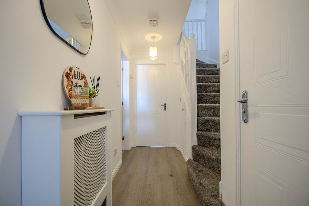 Property photo 2 of 32