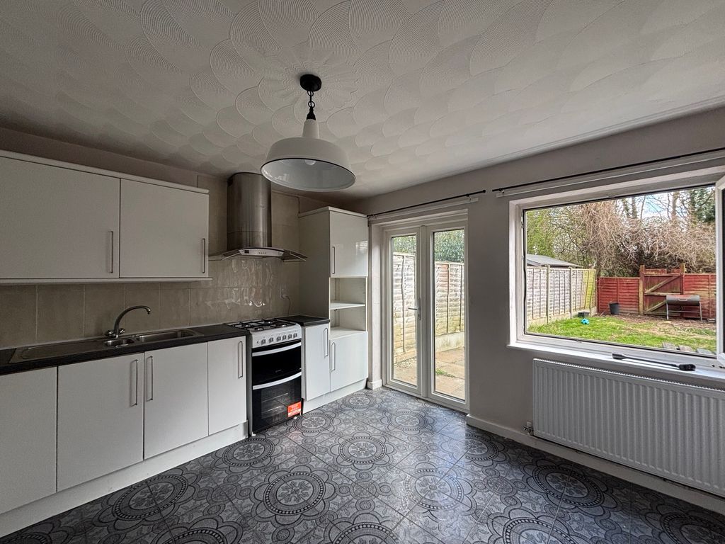 Property photo 3 of 11 Kitchen