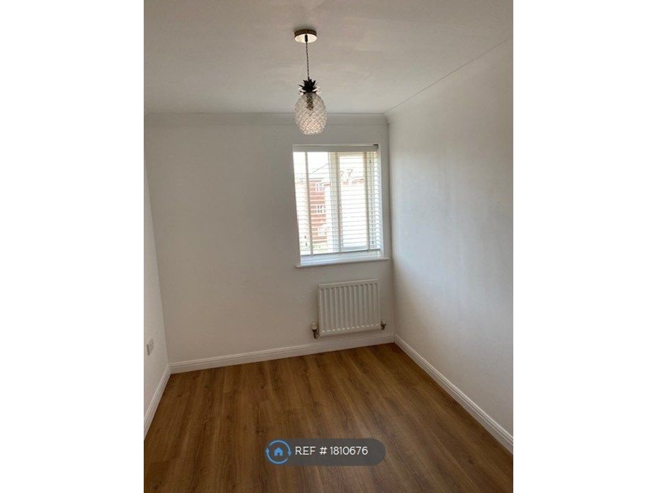Property photo 3 of 6 Small Bedroom