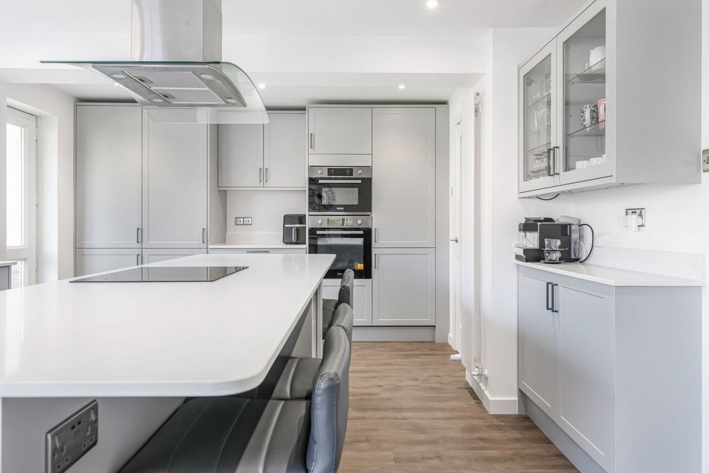 Property photo 2 of 30