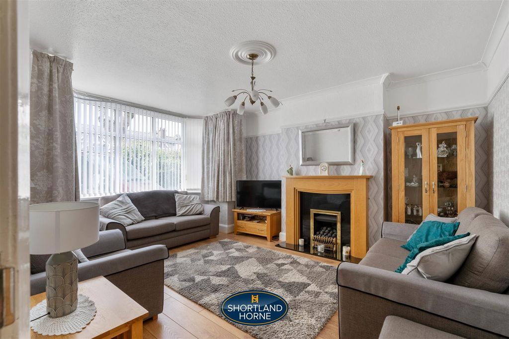 Property photo 3 of 23 Lounge