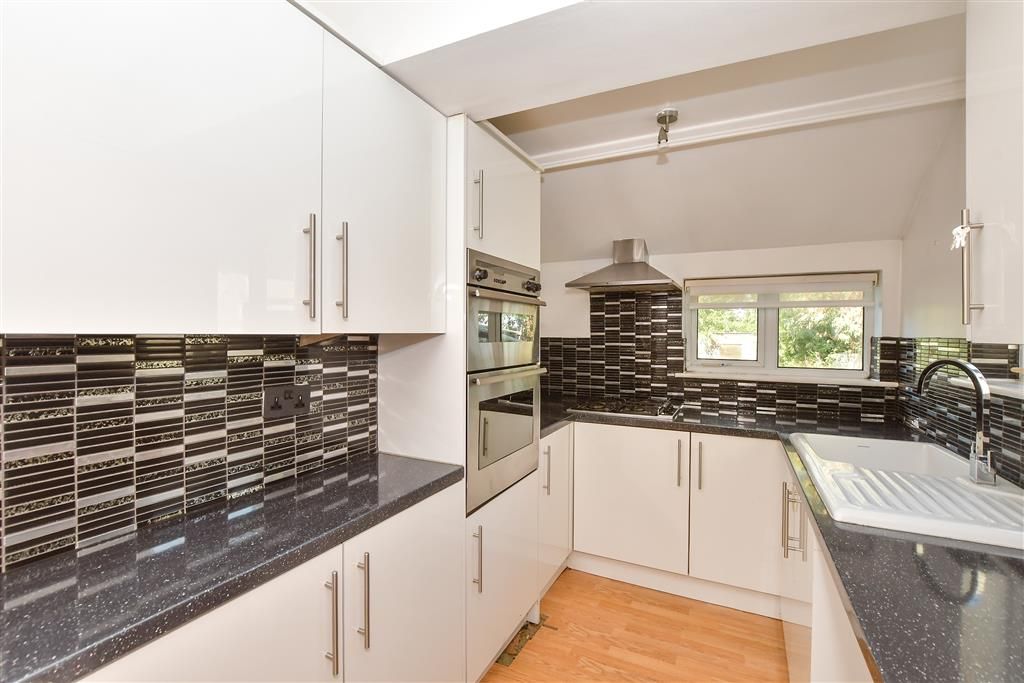 Property photo 3 of 11 Kitchen