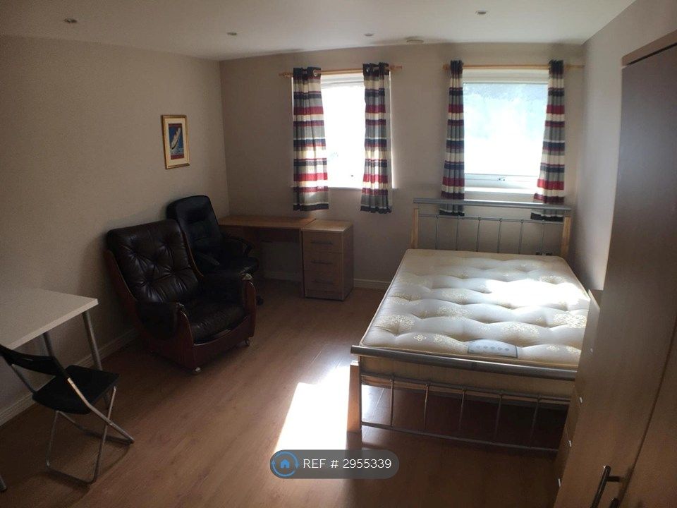 Property photo 3 of 10 Living Room / Bedroom