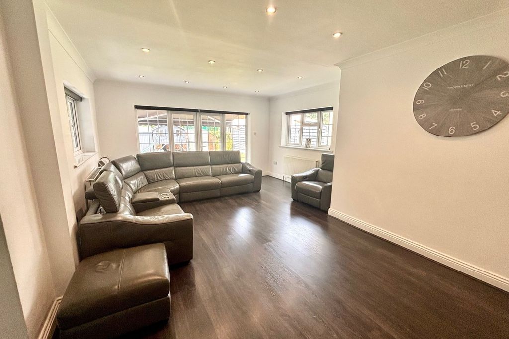 Property photo 3 of 10 Lounge 2