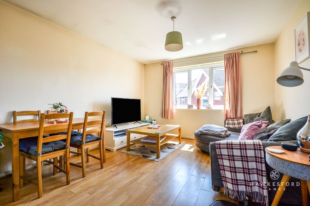 Property photo 2 of 7 Mulberry Way, Sittingbourne - Lounge