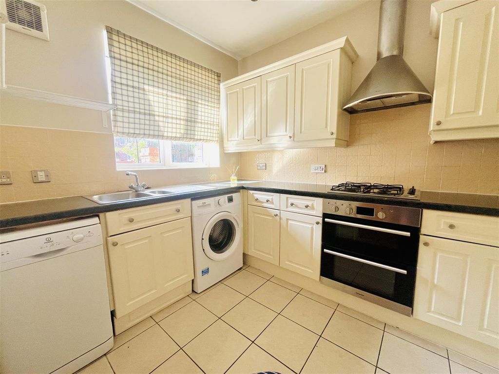 Property photo 3 of 25 Kitchen