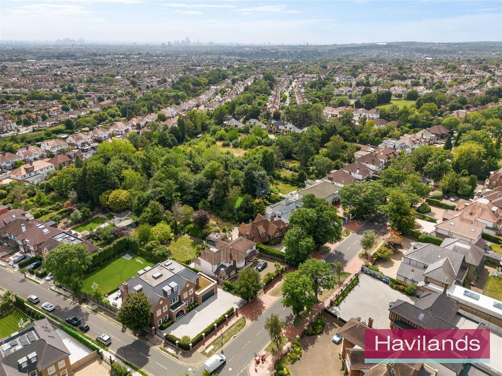 Property photo 2 of 25 Broad Walk-1.Jpg