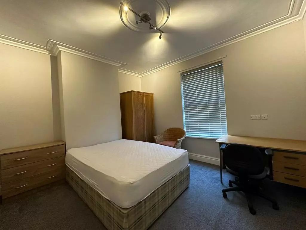 Property photo 3 of 16 A Cozy Double Bedroom Featuring A Comfortable Matt...