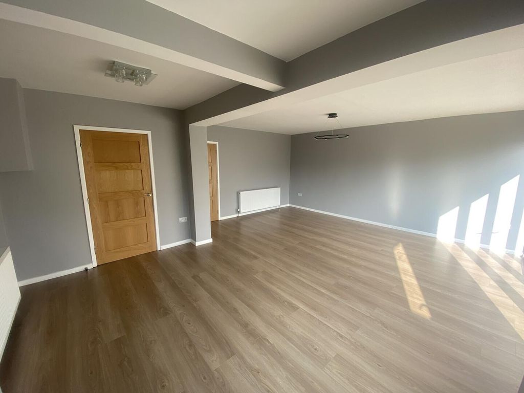 Property photo 3 of 11 Living Room