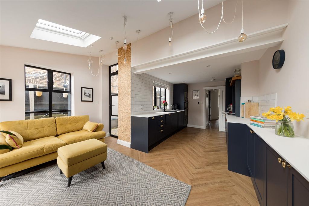 Property photo 2 of 57 Carnarvon Road, E18