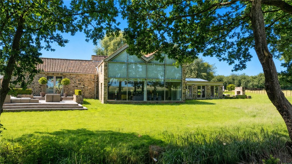 Property photo 1 of 18 External