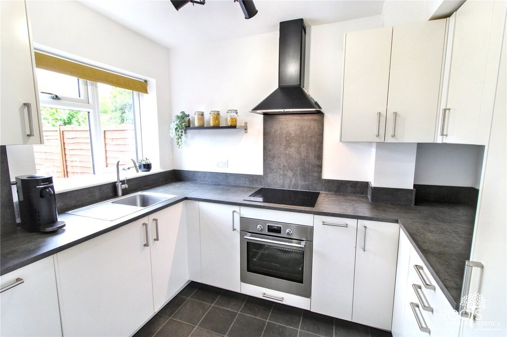 Property photo 3 of 9 Kitchen