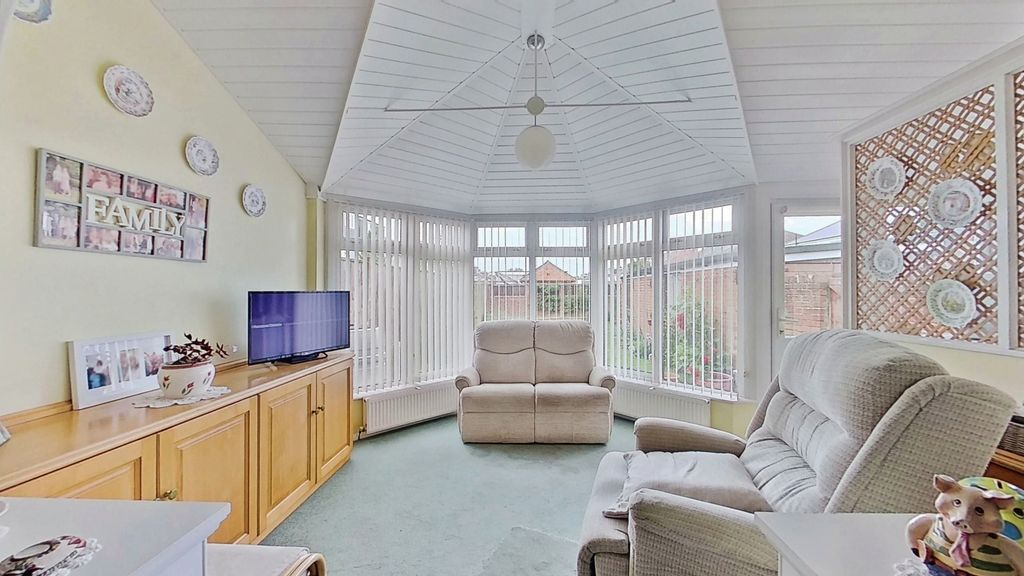 Property photo 3 of 18 Conservatory