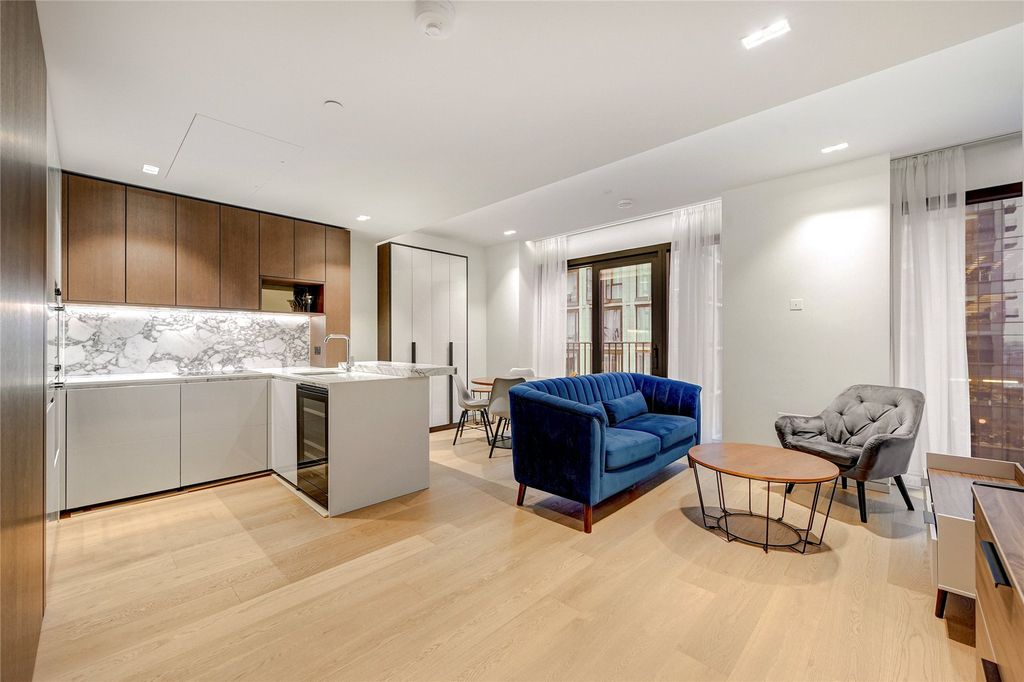 Property photo 1 of 18 Kitchen/ Reception
