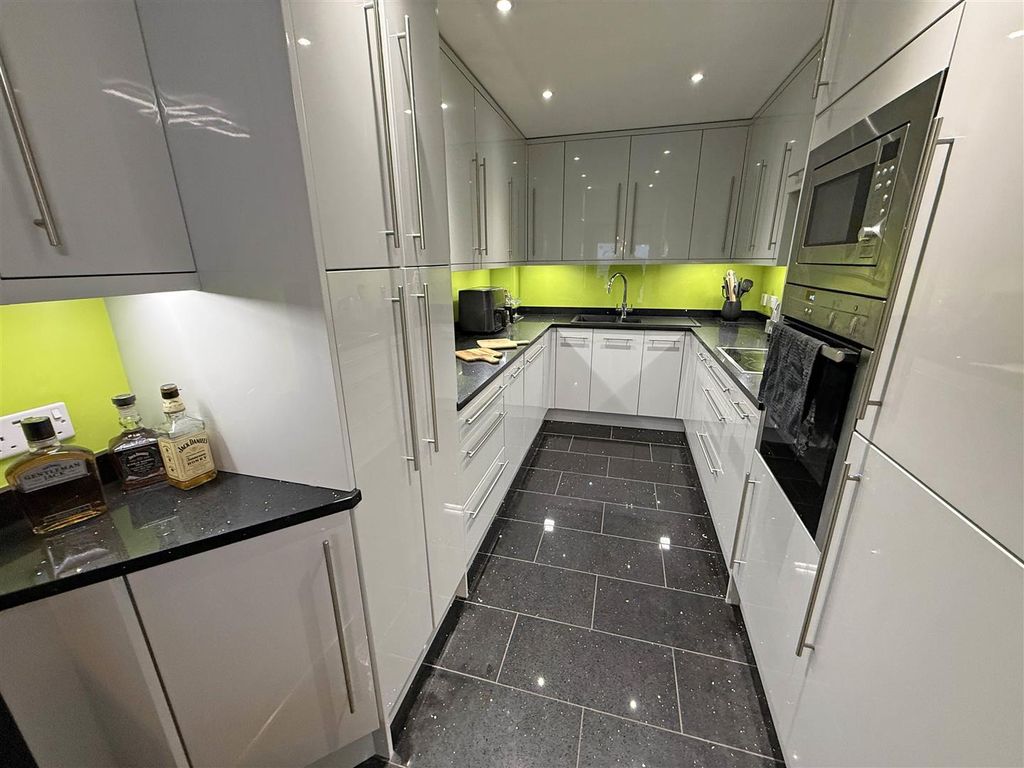 Property photo 3 of 9 Kitchen.Jpg