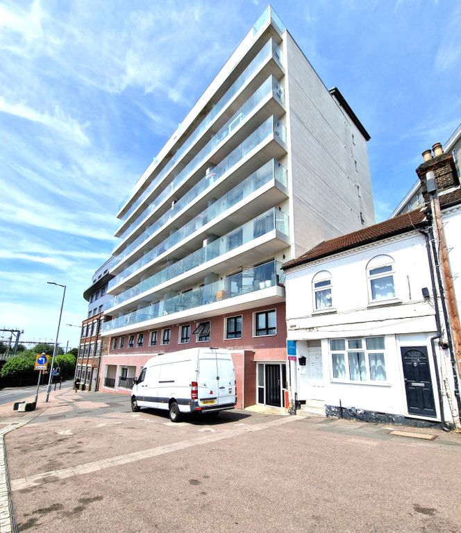 Property photo 1 of 12 Large One Bedroom Ground Floor Flat Available To Rent Located On Midland Road In Luton