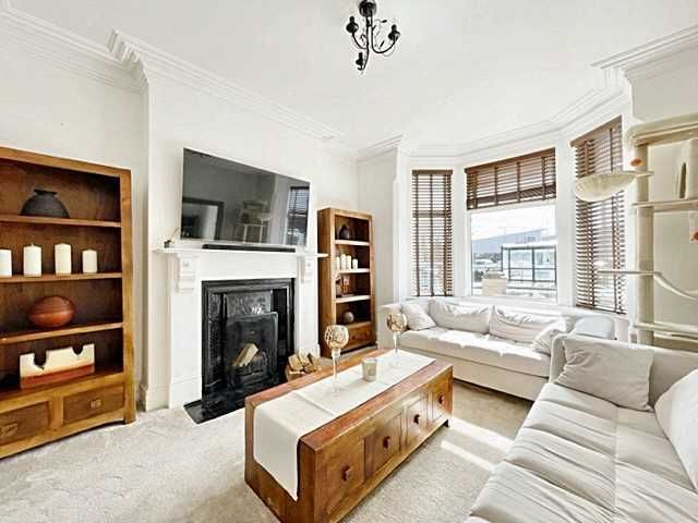 Property photo 2 of 28 Lounge