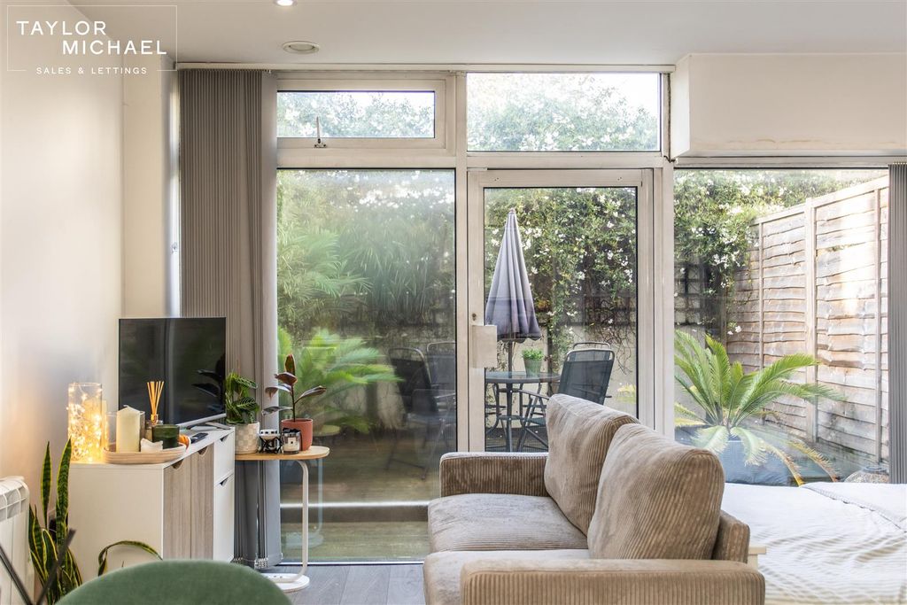 Property photo 2 of 17 Studio Room