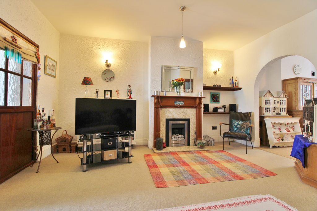 Property photo 2 of 17