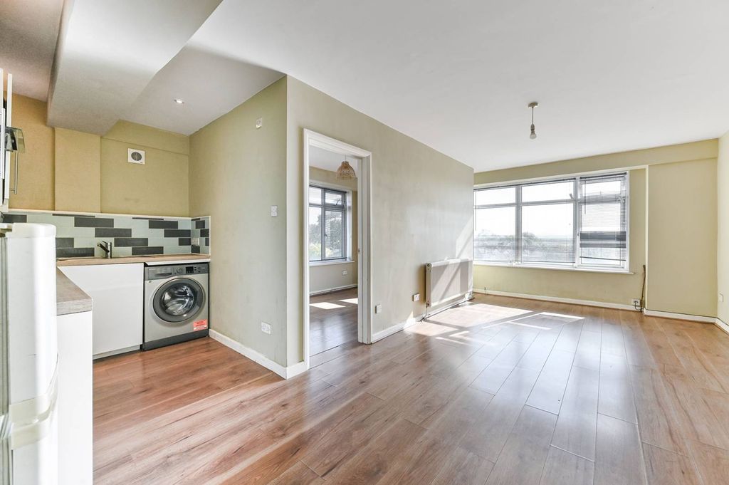 Property photo 3 of 8