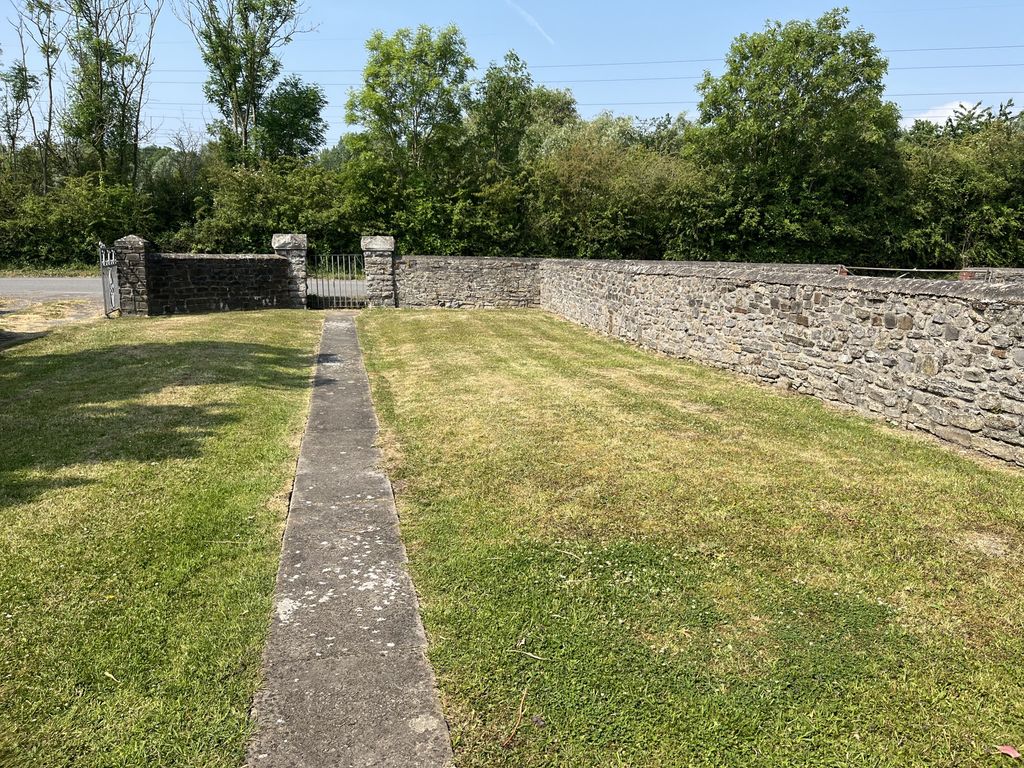 Property photo 2 of 18 Front Garden