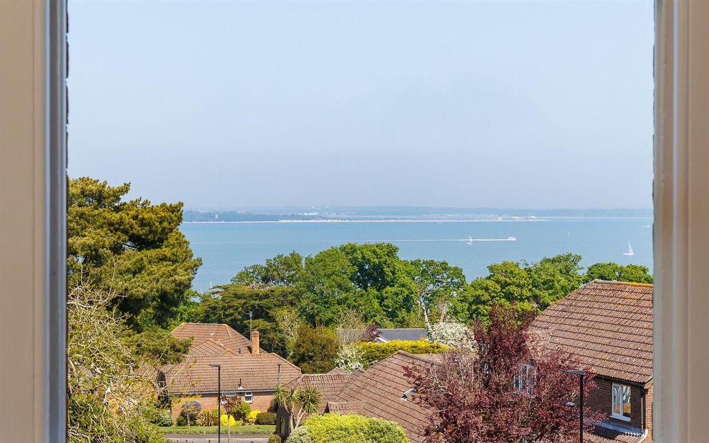 Property photo 2 of 20 Solent Views