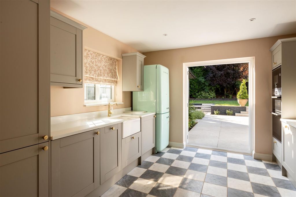 Property photo 2 of 48 23 Tadworth Street-13.Jpg