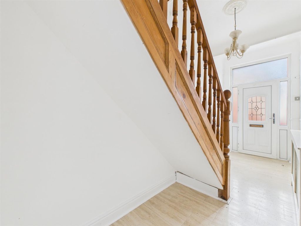 Property photo 3 of 27 Cam03844G0-Pr0372-Still027.Jpg