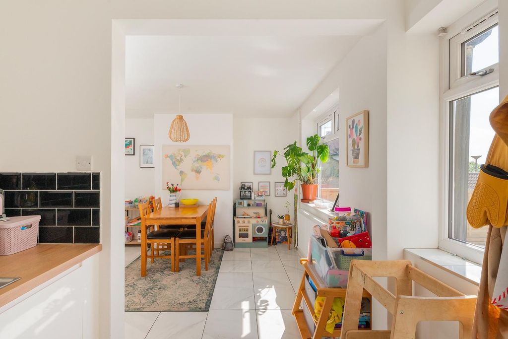Property photo 3 of 27 3T7Ash - Kitchen Diner B.Jpg