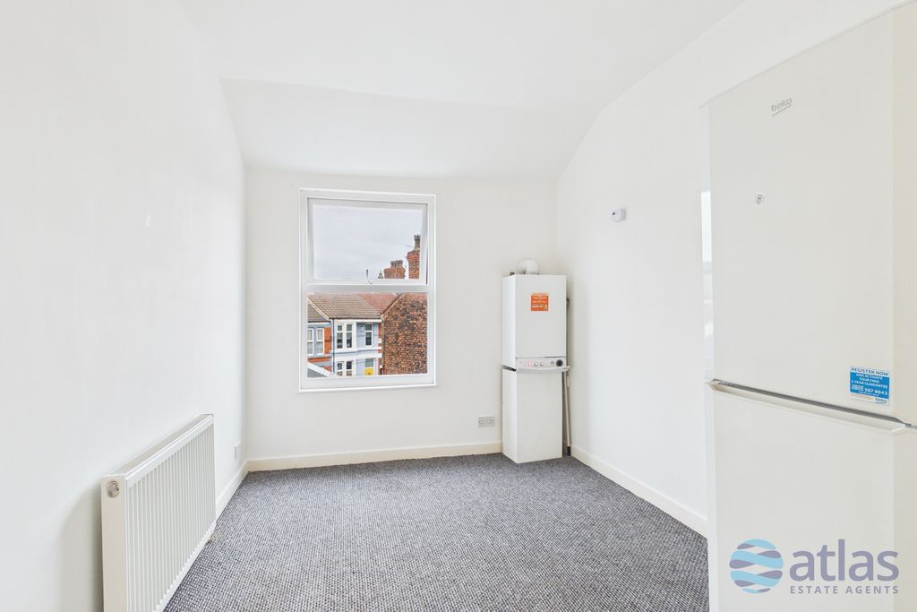 Property photo 2 of 6 Living Space / Kitchen