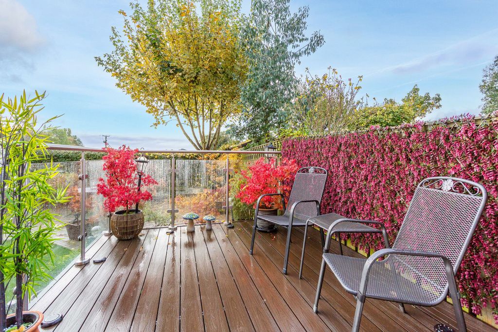 Property photo 3 of 28 Decking
