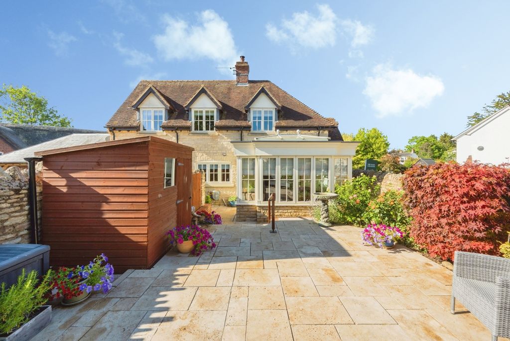 Property photo 1 of 17 Outside