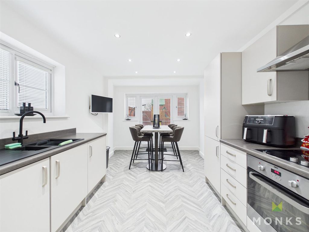 Property photo 3 of 18 Cam01420G0-Pr0807-Still008.Jpg