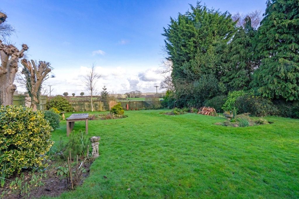 Property photo 2 of 18 Garden