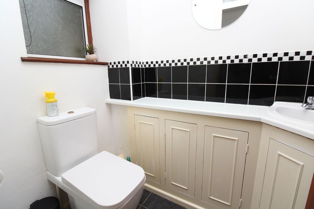 Property photo 2 of 15 Cloakroom