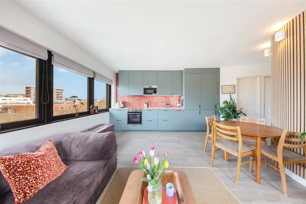 Property photo 3 of 11 Flat 302 Staten Building, Bow Quarter - 85Rvbkv8Xe