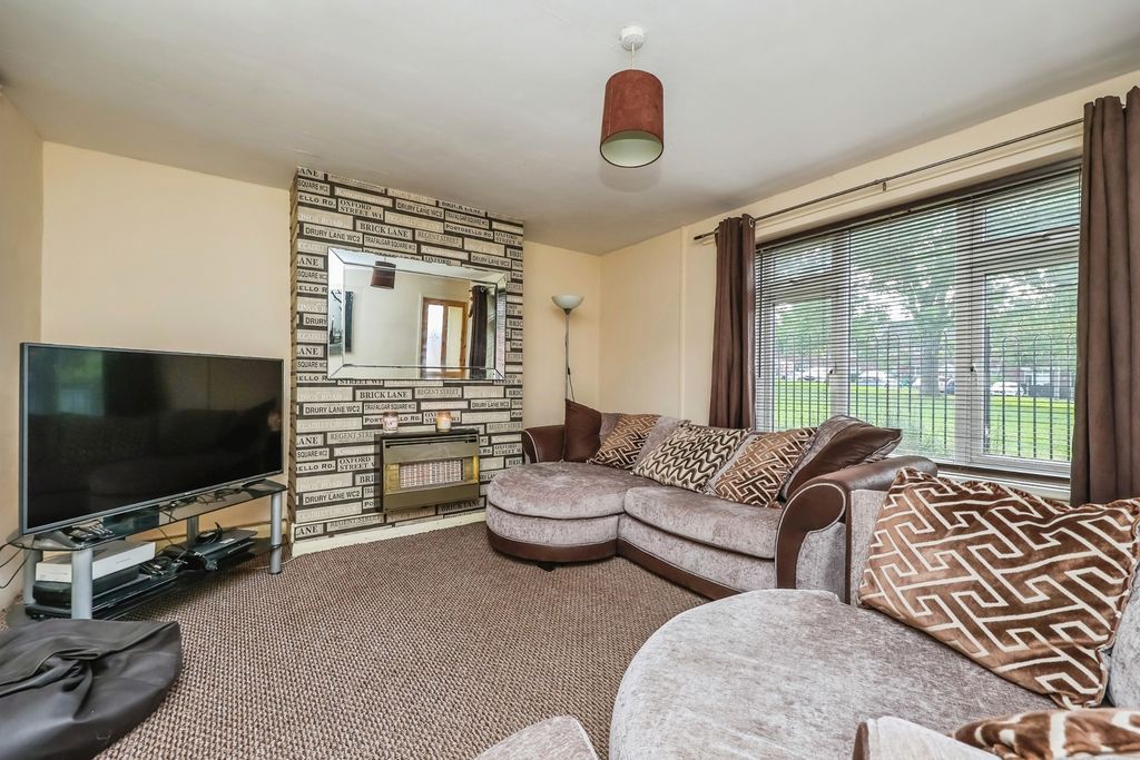Property photo 3 of 17 Lounge