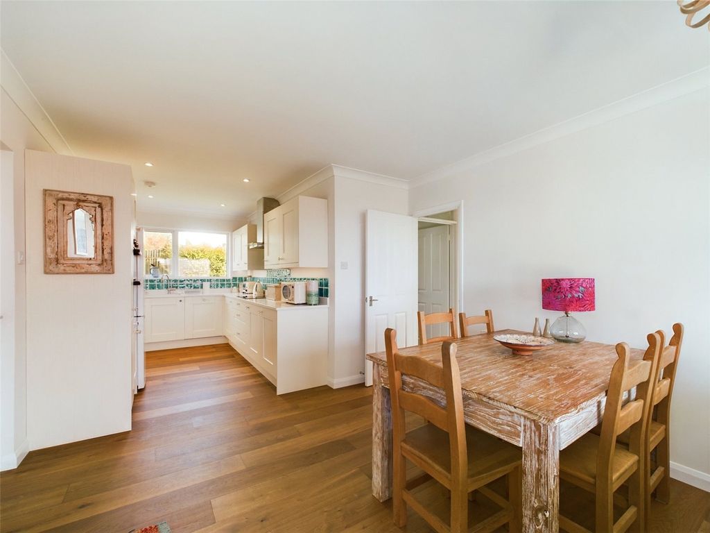 Property photo 3 of 17 Lounge Alt